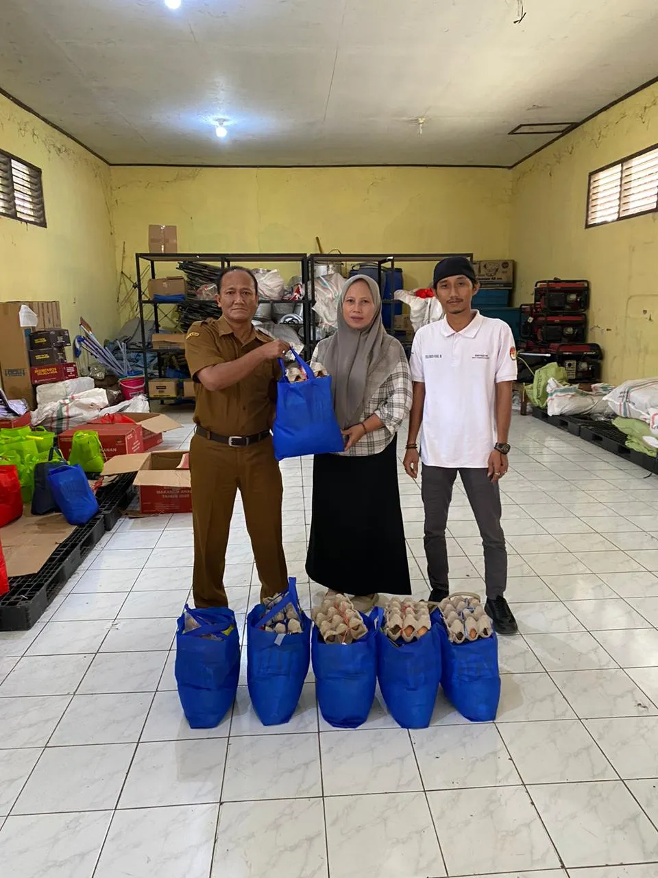 Penyaluran Bantuan Logistik dari DINSOS (Dinas Sosial) untuk Korban Rumah Roboh di Desa Tanggulun Ba